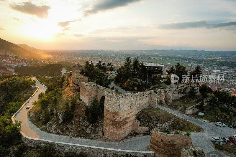 Kütahya日落时无人机拍摄的城堡(hisar)照片