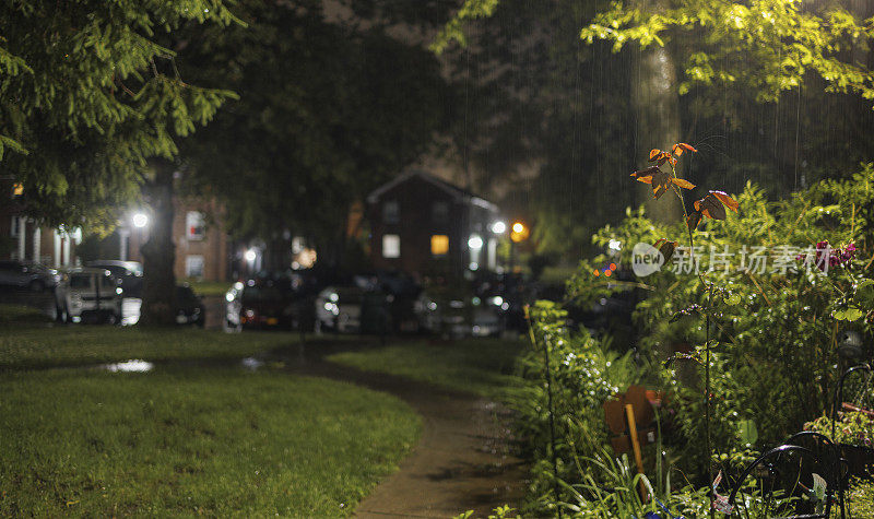 在居民区的夜晚下雨