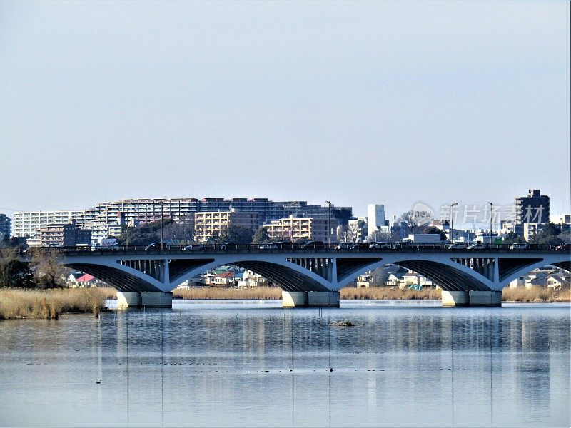 日本。2月。横跨特加沼湖的拱桥。