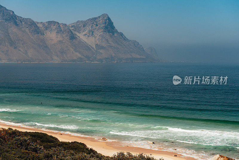 南非博尔德斯海滩附近的福斯湾周围的山脉