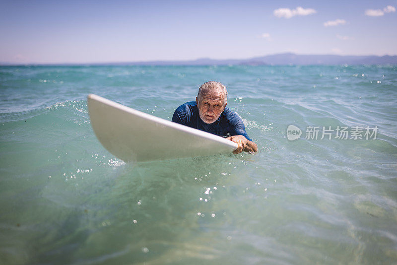 老人在海里冲浪