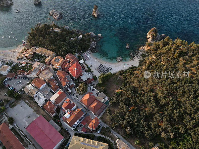 帕尔加港海滨小镇美丽多彩的房子。暑假和旅游的概念。希腊。空中,无人机视图