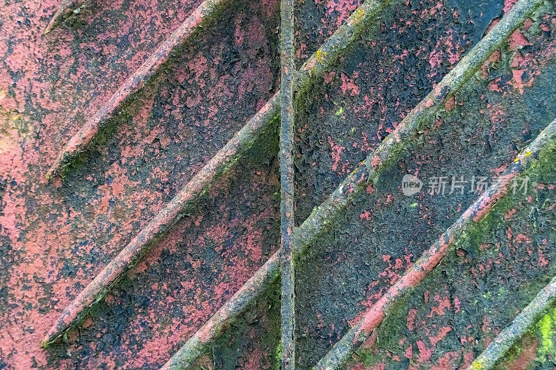 生锈金属上剥落油漆的抽象纹理背景