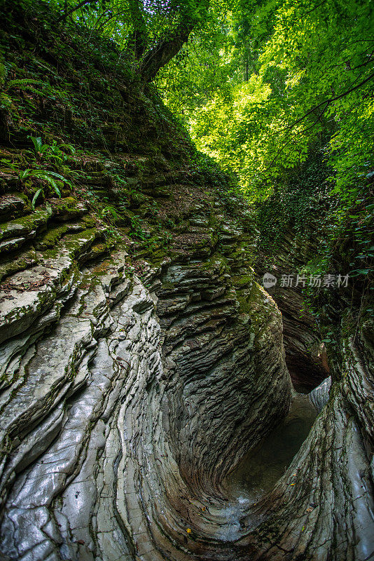 峡谷是由山里的水流形成的