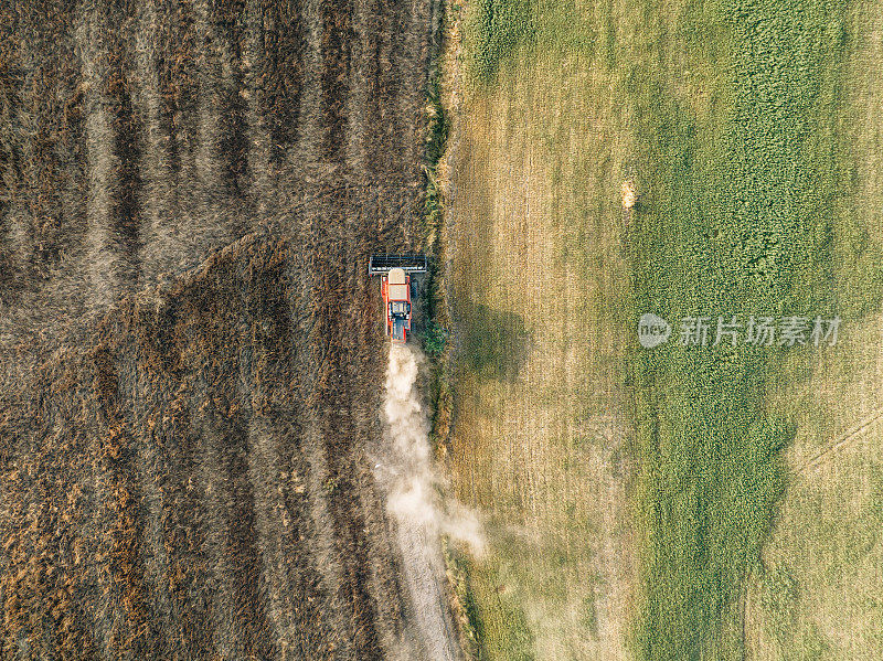 在农田上工作的收割机的鸟瞰图