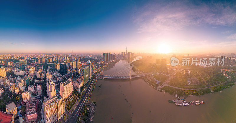 胡志明市的天际线和摩天大楼的空中全景图西贡河，市中心的商业中心。早上的观点。远处是地标81号摩天大楼