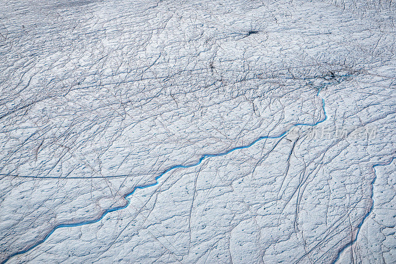 格陵兰岛冰盖中融化的蓝色河流