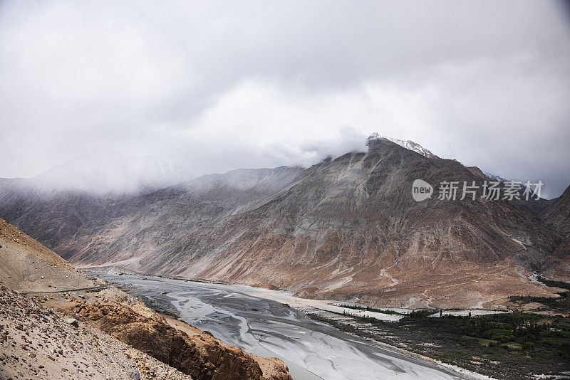 喜马拉雅山努布拉山谷的森林、平原和河流