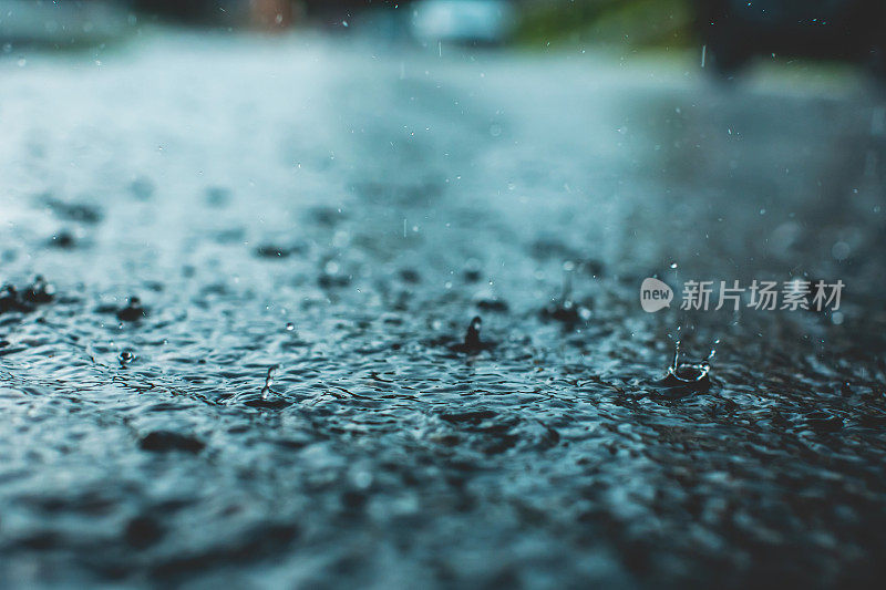 小雨打在沥青。下雨了。多雨的天气。倾盆大雨