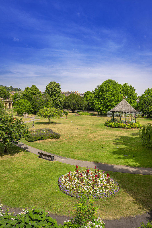 巴斯巡游花园位于英格兰南部，位于英国萨默塞特郡
