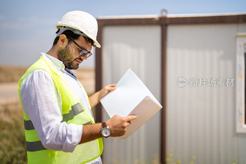 建筑工程师在施工现场查看图纸