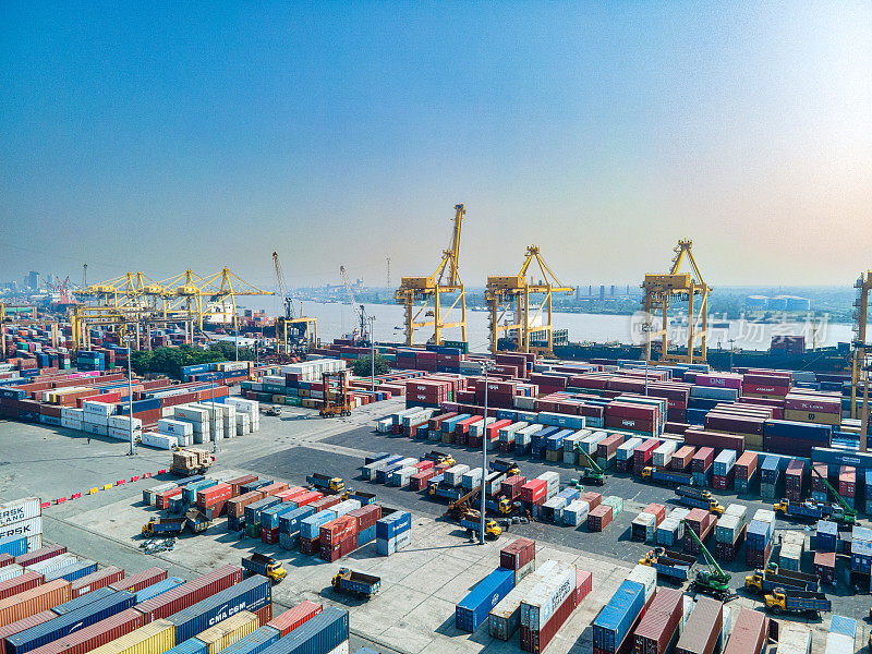 港口货物集装箱。全球业务