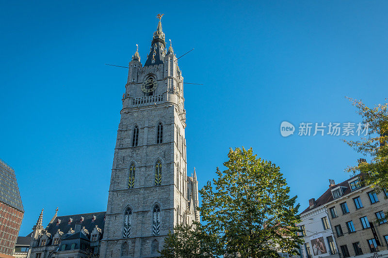 比利时根特的钟楼的低角度拍摄