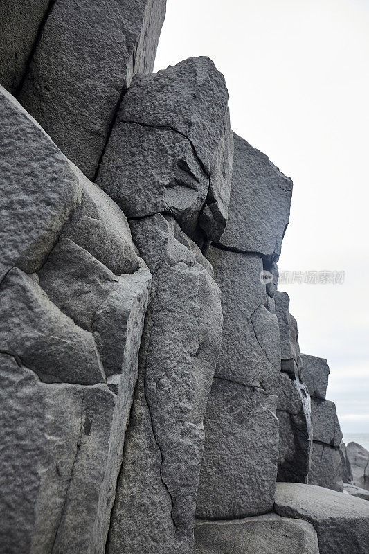 冰岛南部Reynisfjara黑沙滩上的玄武岩柱
