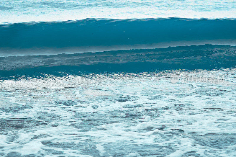 海浪拍打着海滩