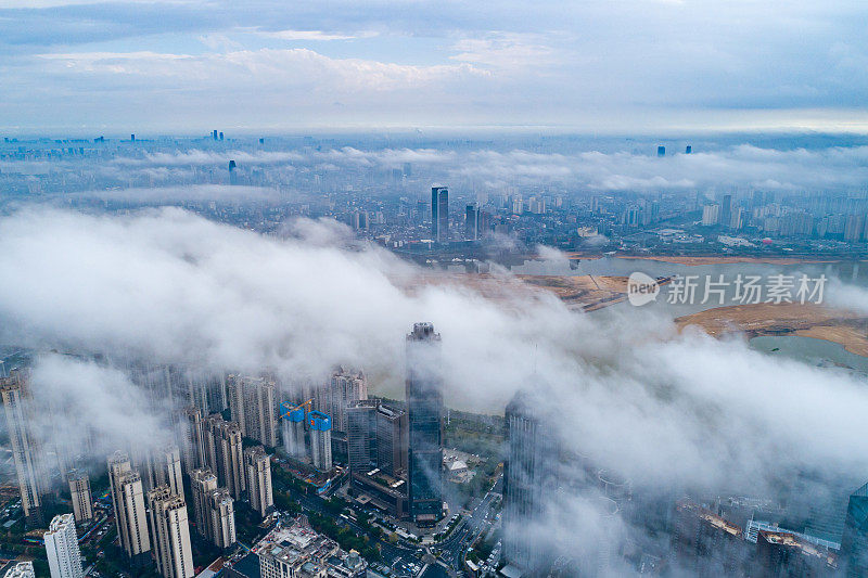 现代城市地标鸟瞰图，平流雾，上海，中国