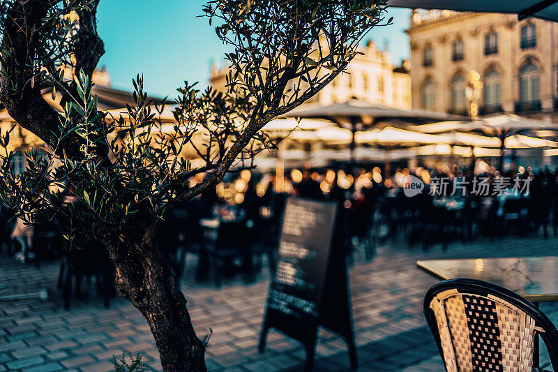 食客在斯坦尼斯拉斯广场，南希，法国