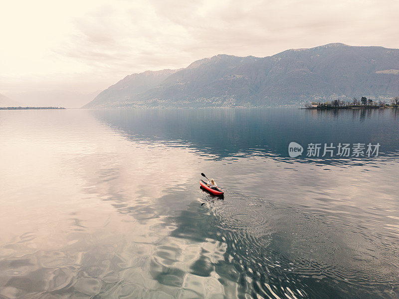 鸟瞰图，女人在湖上划独木舟