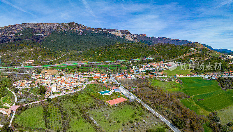 西班牙纳瓦拉的耶萨村鸟瞰图