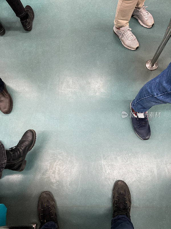 地铁里的人脚