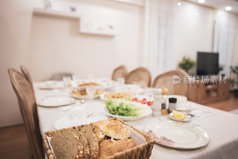 传统的土耳其斋月面包皮塔在开斋餐桌