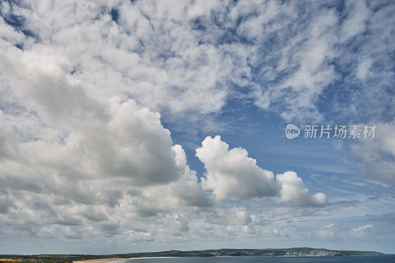 六月明媚的一天，横跨Gwithian海滩的康沃尔海岸景色，右边是圣艾夫斯海。