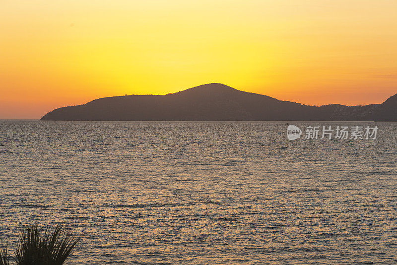 日落在土耳其博德鲁姆穆格拉爱琴海的古鲁克湾