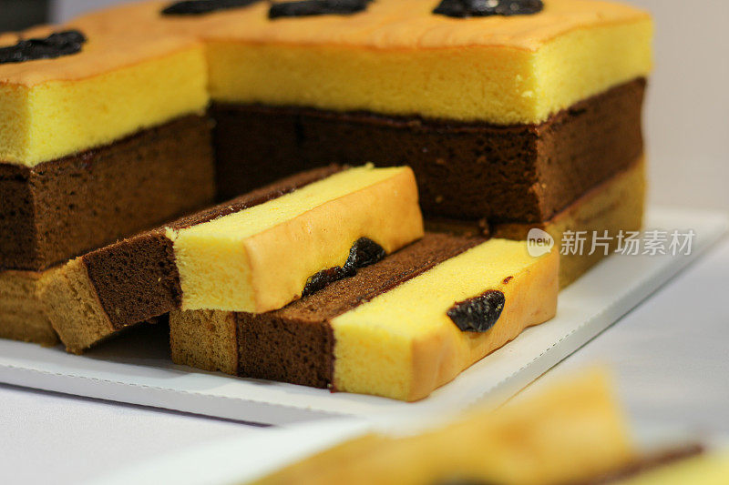 苏腊巴亚青石蛋糕。三层蛋糕来自印度尼西亚的泗水。每一片都有分层的纹理。