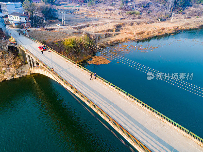 中国湖南，一座横跨河流的单拱桥