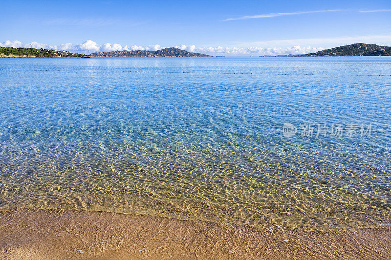 在撒丁岛的波洛港，金色的海滩被清澈的海水环绕