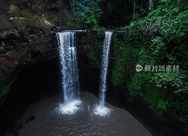 巴厘岛中部Tibumana双胞胎瀑布的鸟瞰图