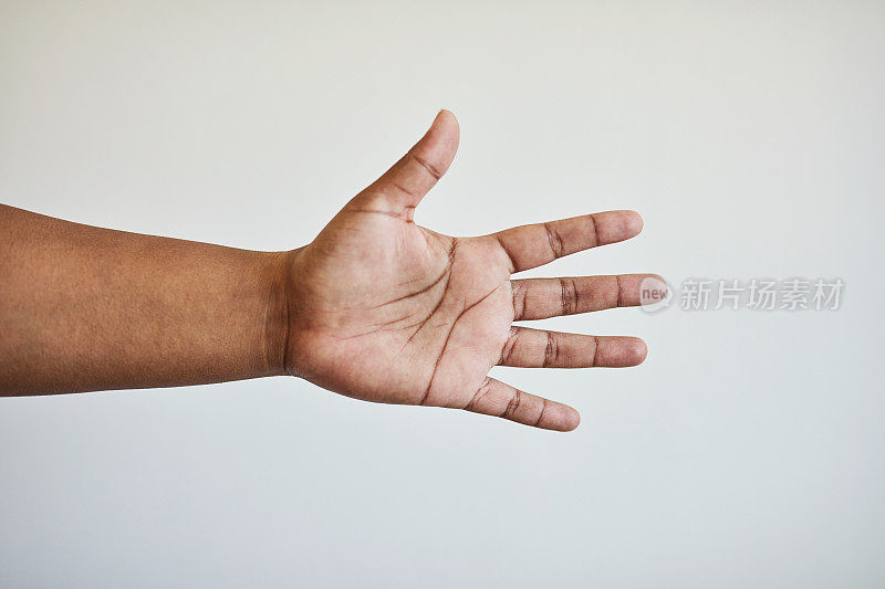 手，握手和人在工作室欢迎，谢谢或合作伙伴符号在白色背景。握手、手势与b2b交易、协议或整合、协同与表情符号图标隔离