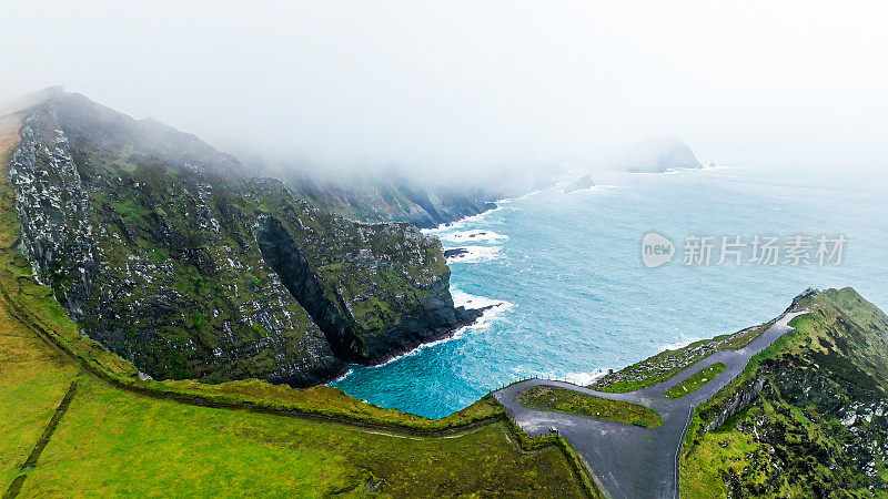 爱尔兰悬崖，克里悬崖鸟瞰图，大西洋海岸线的美丽风景，克里环，惊人的海浪冲击着克里悬崖，被广泛认为是爱尔兰克里郡最壮观的悬崖，从上面看大西洋悬崖