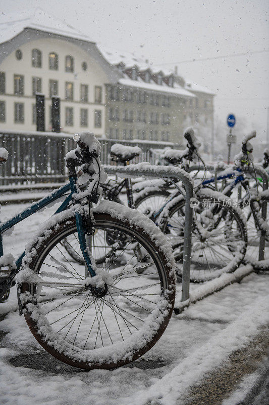瑞士伯尔尼，停放在雪地里的自行车