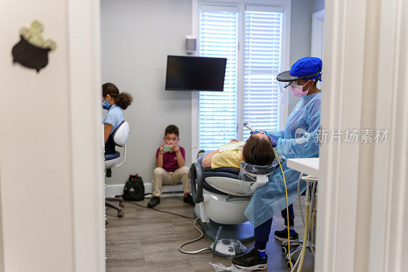 女病人和她的孩子在看牙医