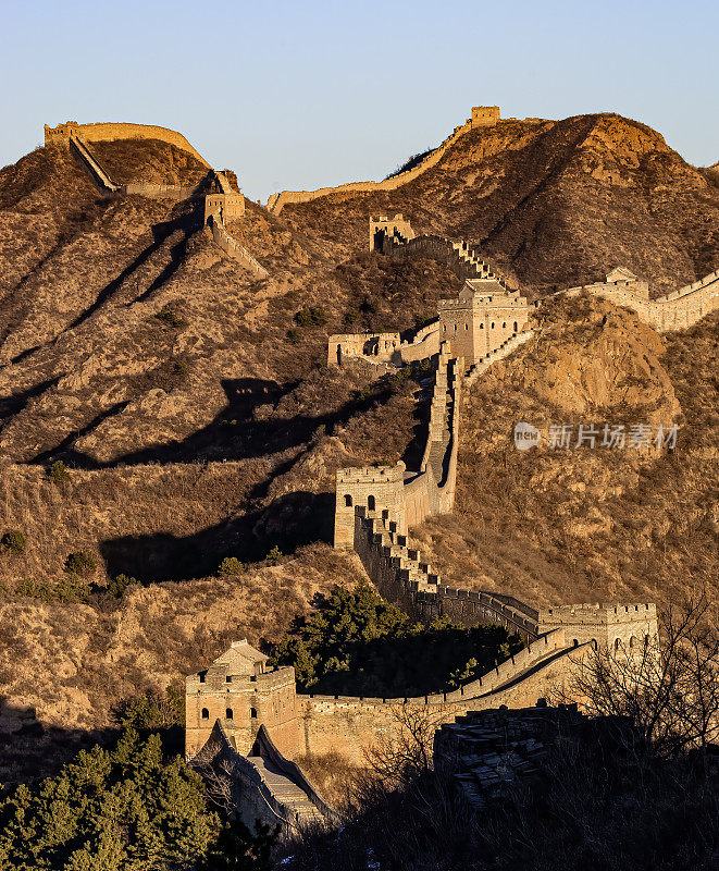 中国的金山岭长城，金山岭长城，建于明朝1368年至1389年，由戚继光将军于1567年至1570年重建。建在金山之上。