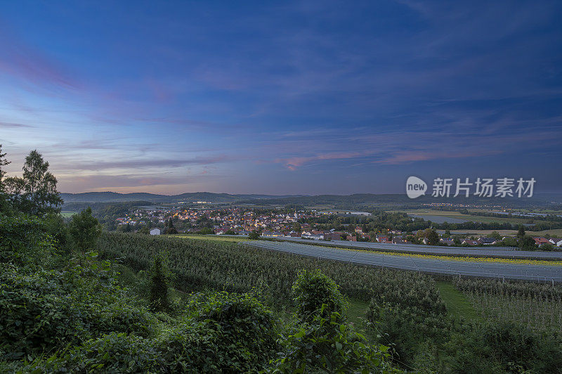 夏日夕阳下的鲸鱼村景色