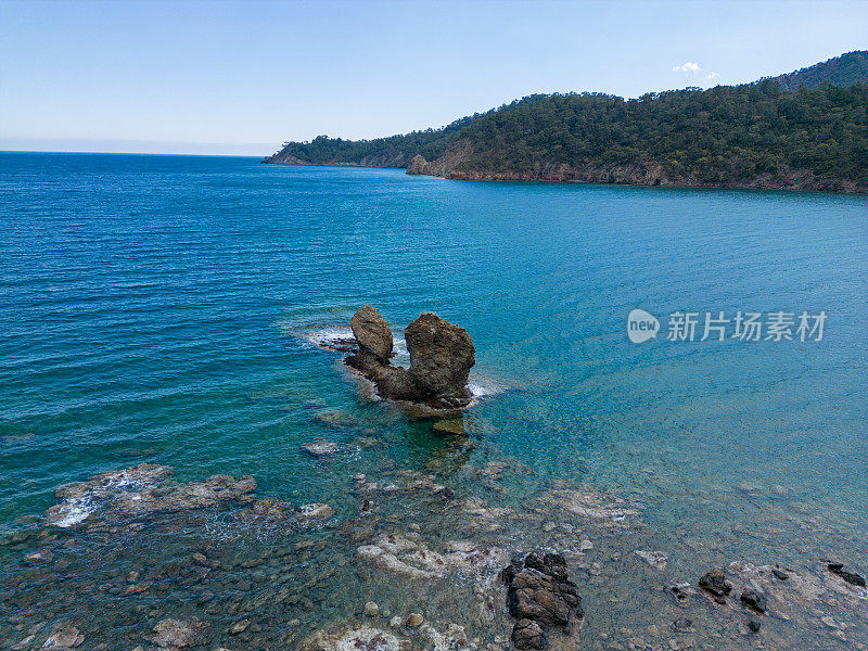 海景，大海里的两块大石头，海景