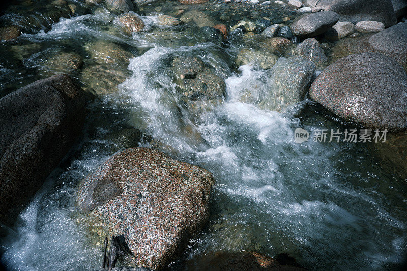 山间河流