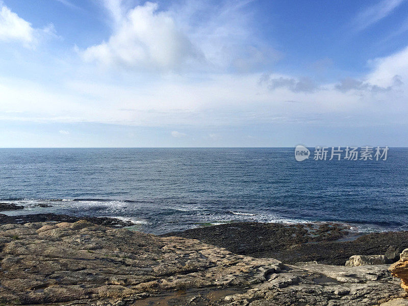 海岸线，岩石，大海和天空的背景