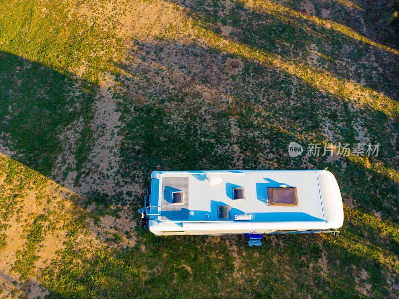 在绿地上露营的大篷车。鸟瞰图