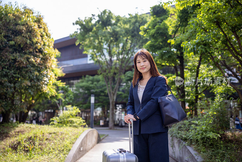 女商人站在城市公园里的肖像