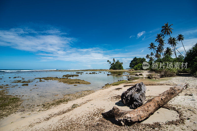 低潮，热带海滩Simeulue，北苏门答腊，印度尼西亚