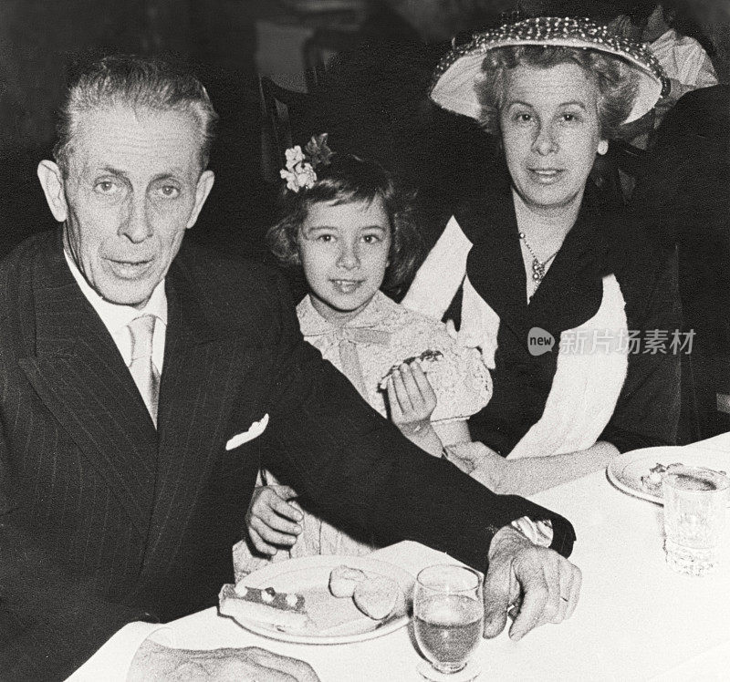 1958年，一家人在餐厅快乐地用餐。