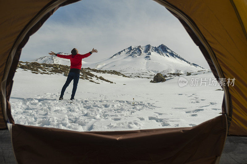 清洁空气!在山上露营的旅行者