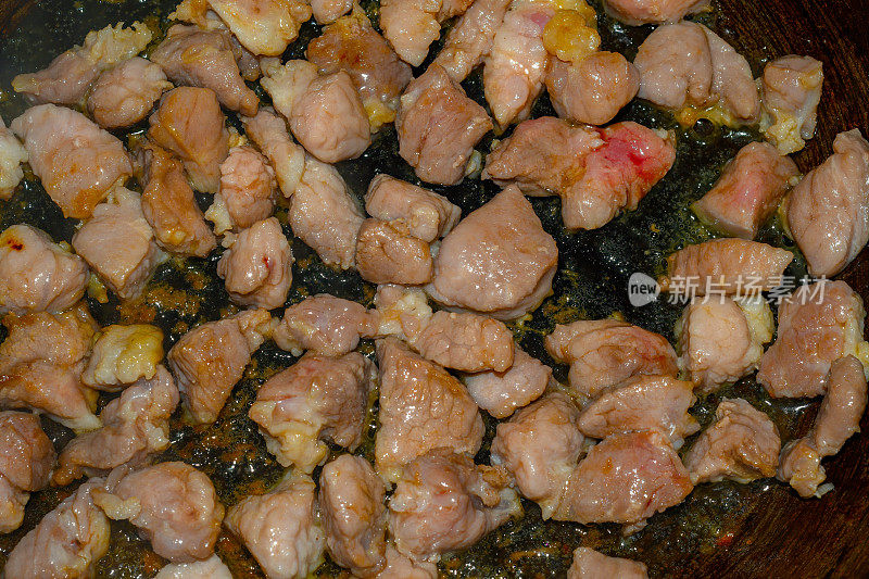 将剁碎的猪肉放入锅中。特写肉是用油油炸的。
