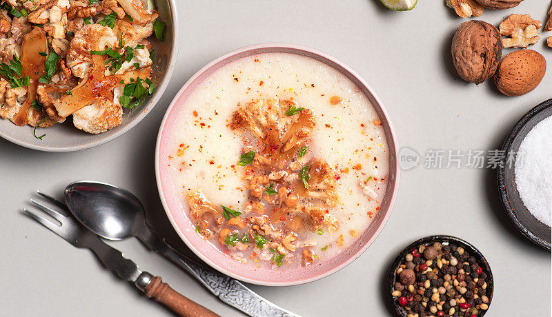 白底素食菜花汤。