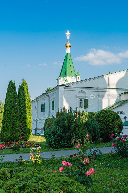 2023年7月6日，俄罗斯下诺夫哥罗德。圣母升天大教堂附近草坪上的鲜花。