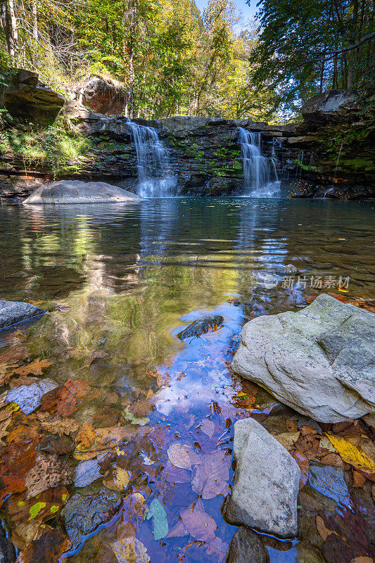 在美国西弗吉尼亚州阿巴拉契亚山脉的秋季，鹰巢州立公园的米尔溪瀑布。