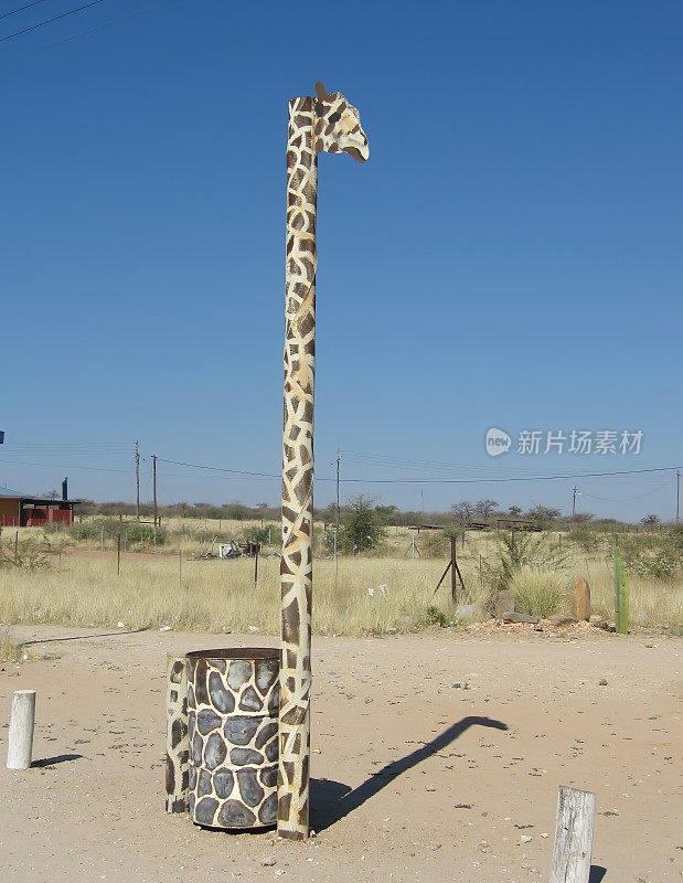 垃圾桶上的长颈鹿雕像